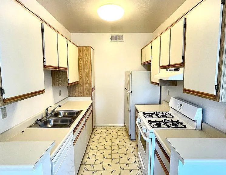 10737 La Grange Ave — Photo 5