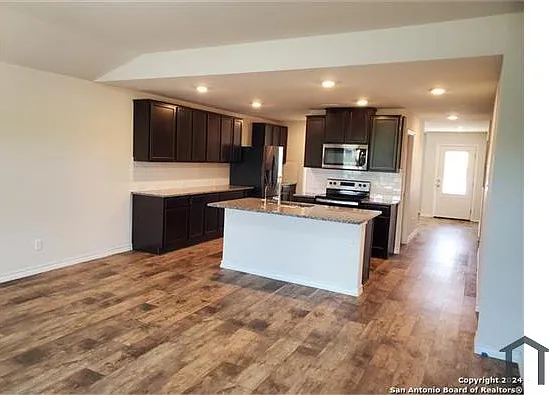 5 bed, 2536 sqft, $2,625 — Photo 3