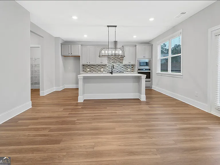 127 Vivian Ln — Photo 16