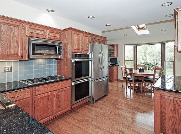 2nd image of 842 Saratoga Ln
