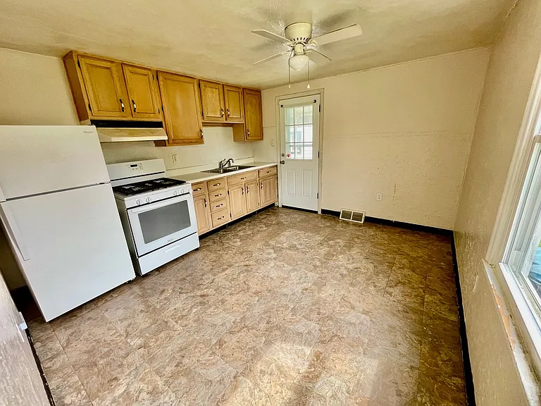 141 Carroll St — Photo 3