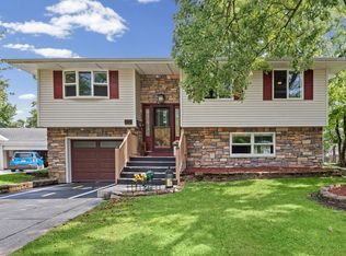 933 Webster Ln, Schaumburg, IL 60193