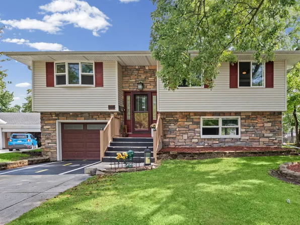 933 Webster Ln, Schaumburg, IL 60193
