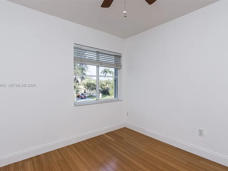 1540 N Trafalgar Cir — Photo 14