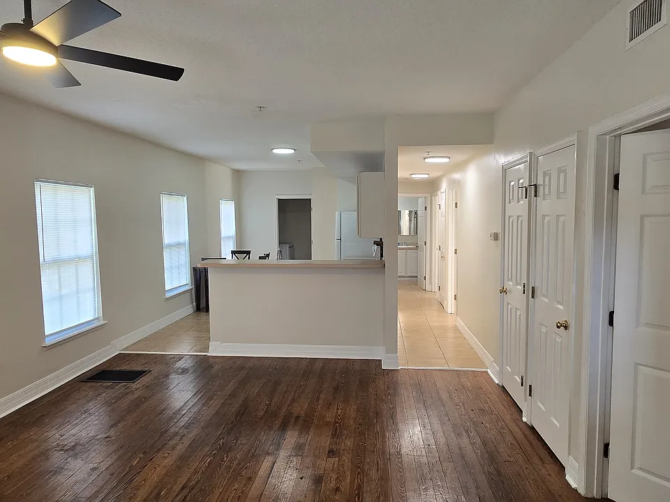 259 W King St #B