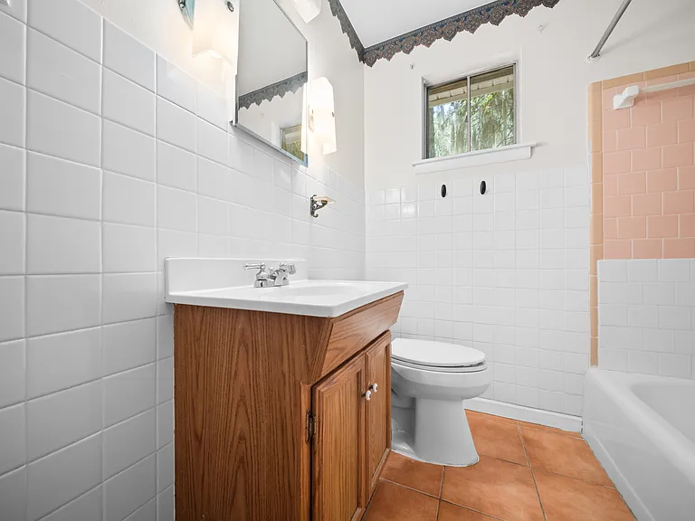 Secondary Full Bathroom