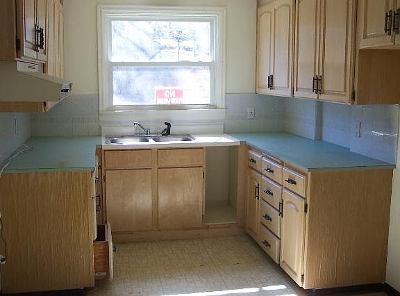 4th image of 221 SE Bluebird St
