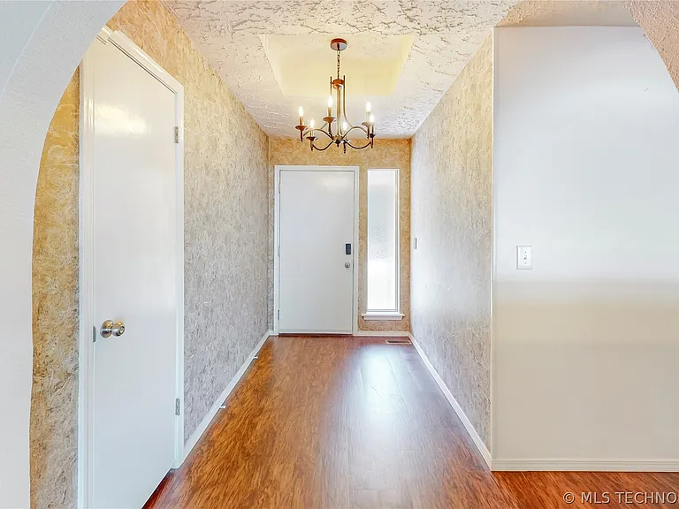 4004 S Maple Ave — Photo 4