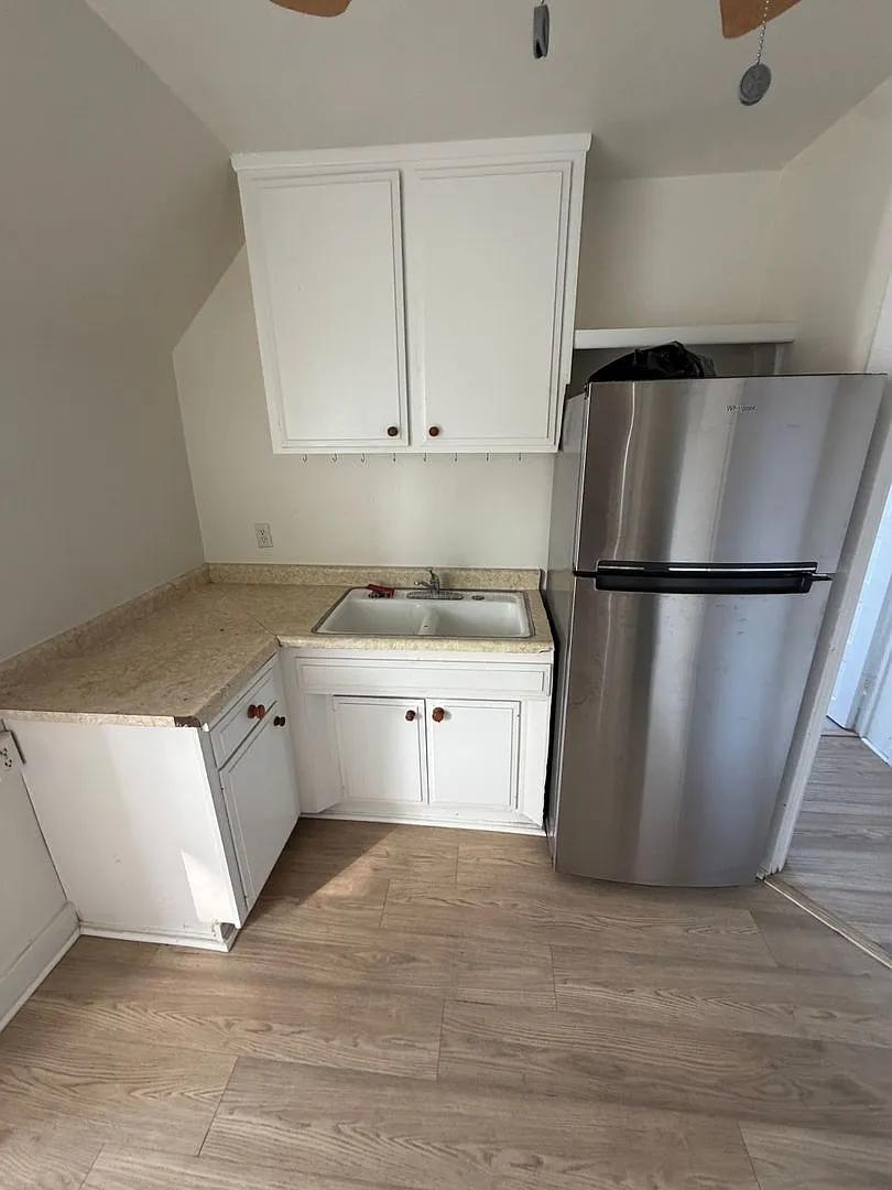 1 Bedroom West of the 5 Near the Beach-Available Now! — Photo 4
