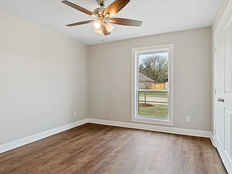 19139 Seneca Dr — Photo 2