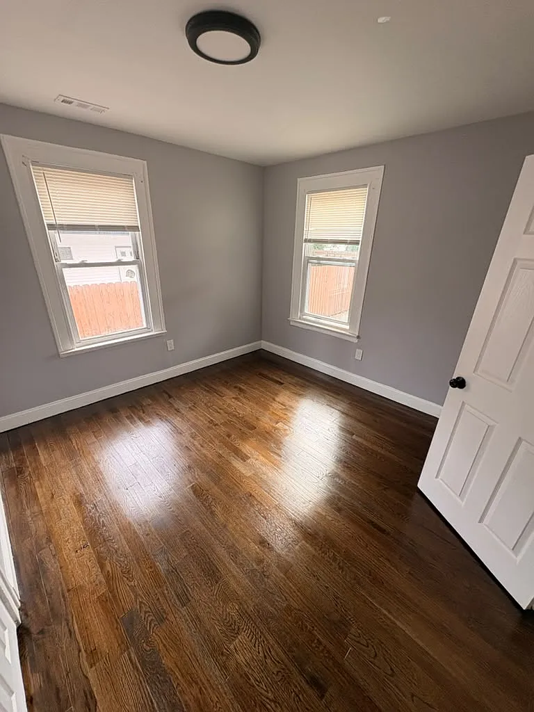 3 bed, 1024 sqft, $2,100 — Photo 3