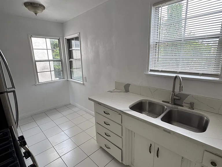 624 E Elk Ave #C — Photo 10