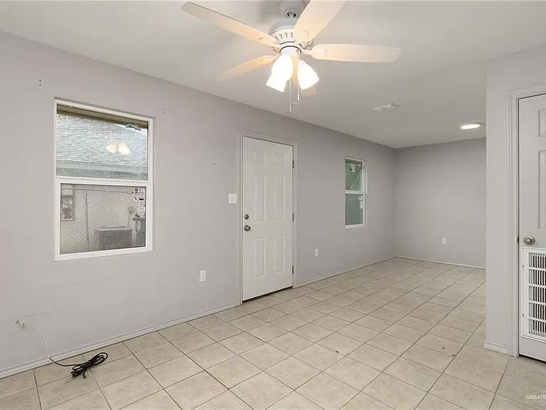 825 W 1st St #4 — Photo 1