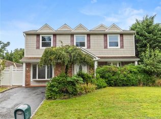 20A Hilltop Dr, Mount Sinai, NY 11766