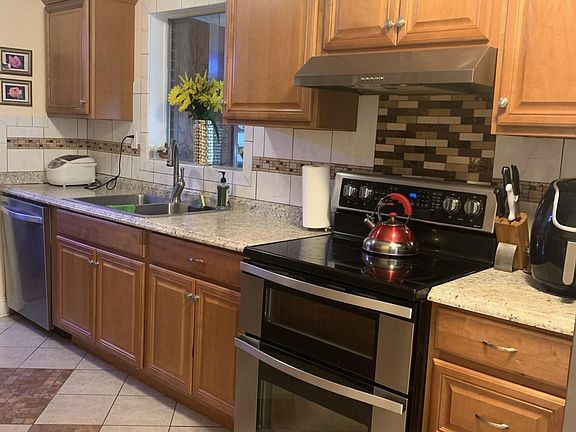 3rd image of 721 Fairhurst Dr