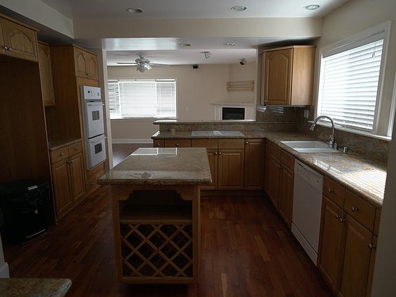 2nd image of 920 E Hillcrest Dr