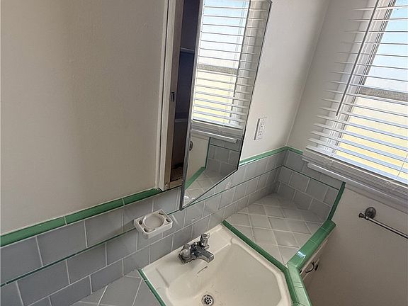 4th image of 214 1/2 N 7th St
