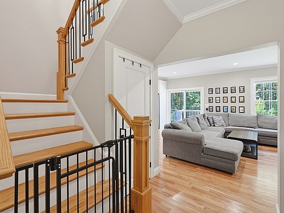 5th image of 74 King Philip Rd