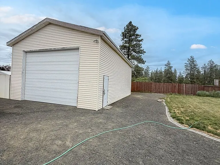 3101 Meadow Glen Ln — Photo 16