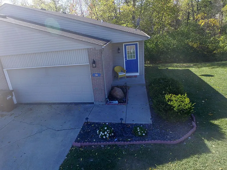 250 Overbrook Ct — Photo 2