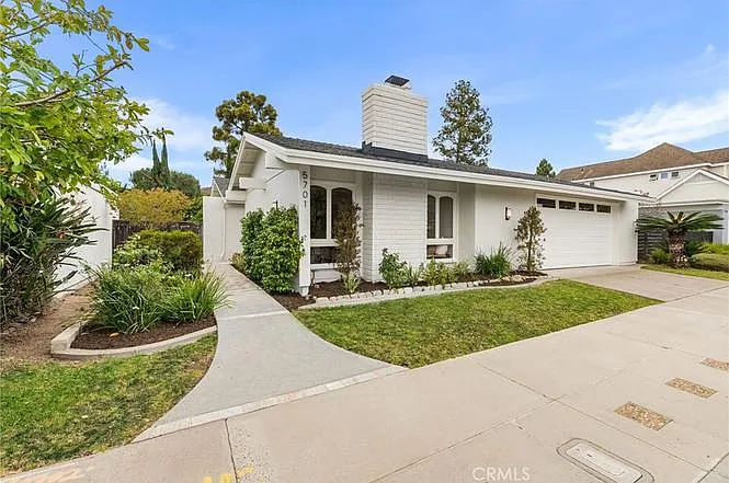 4 bed, 2.5 bath, 2015 sqft, $4,800 — Photo 2