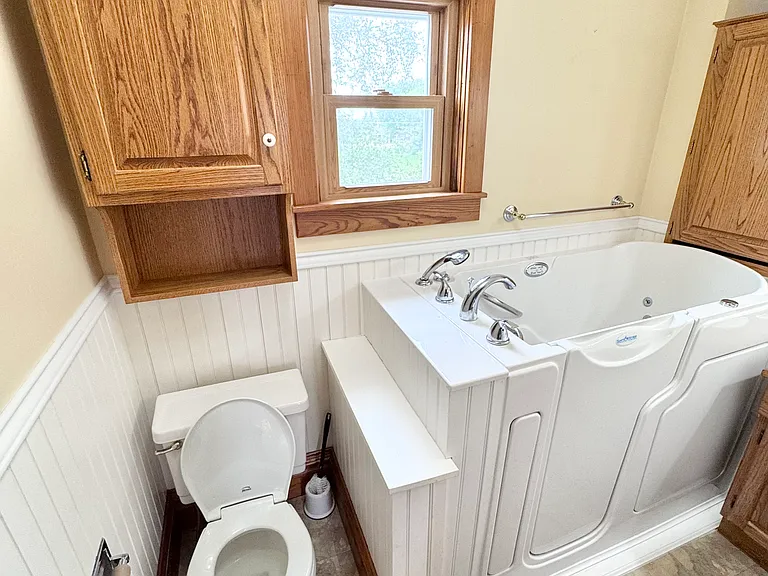 1016 Pleasant St — Photo 13
