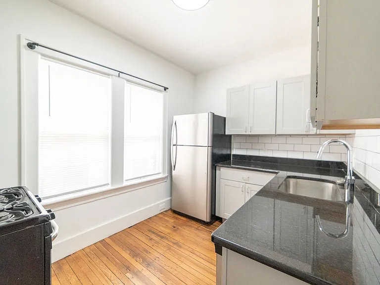 2215 W 14th St — Photo 8