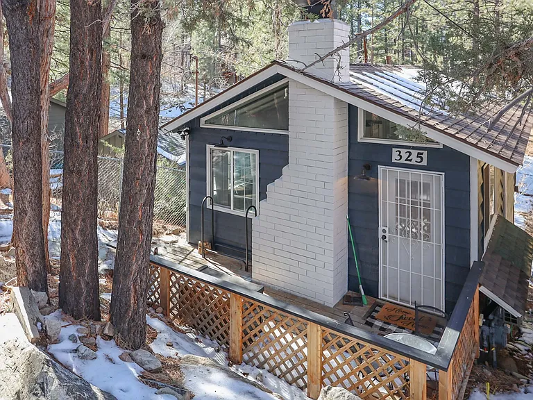 325 Hilltop Ln — Photo 3