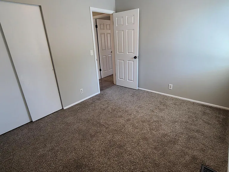 940 W Red Oaks Dr — Photo 30