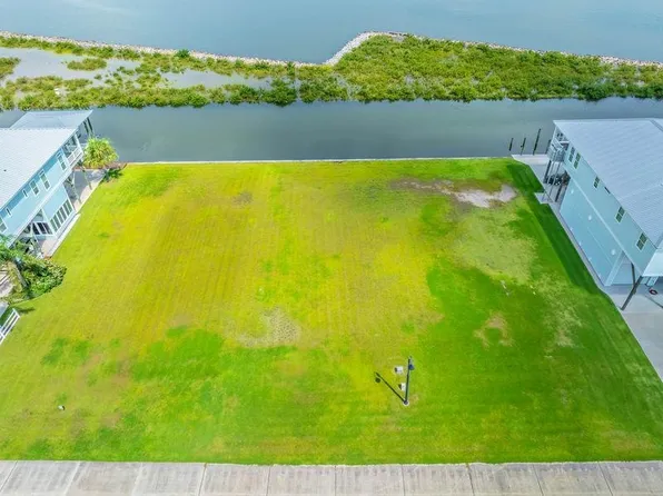 70 Queen Bess Dr, Grand Isle, LA 70358