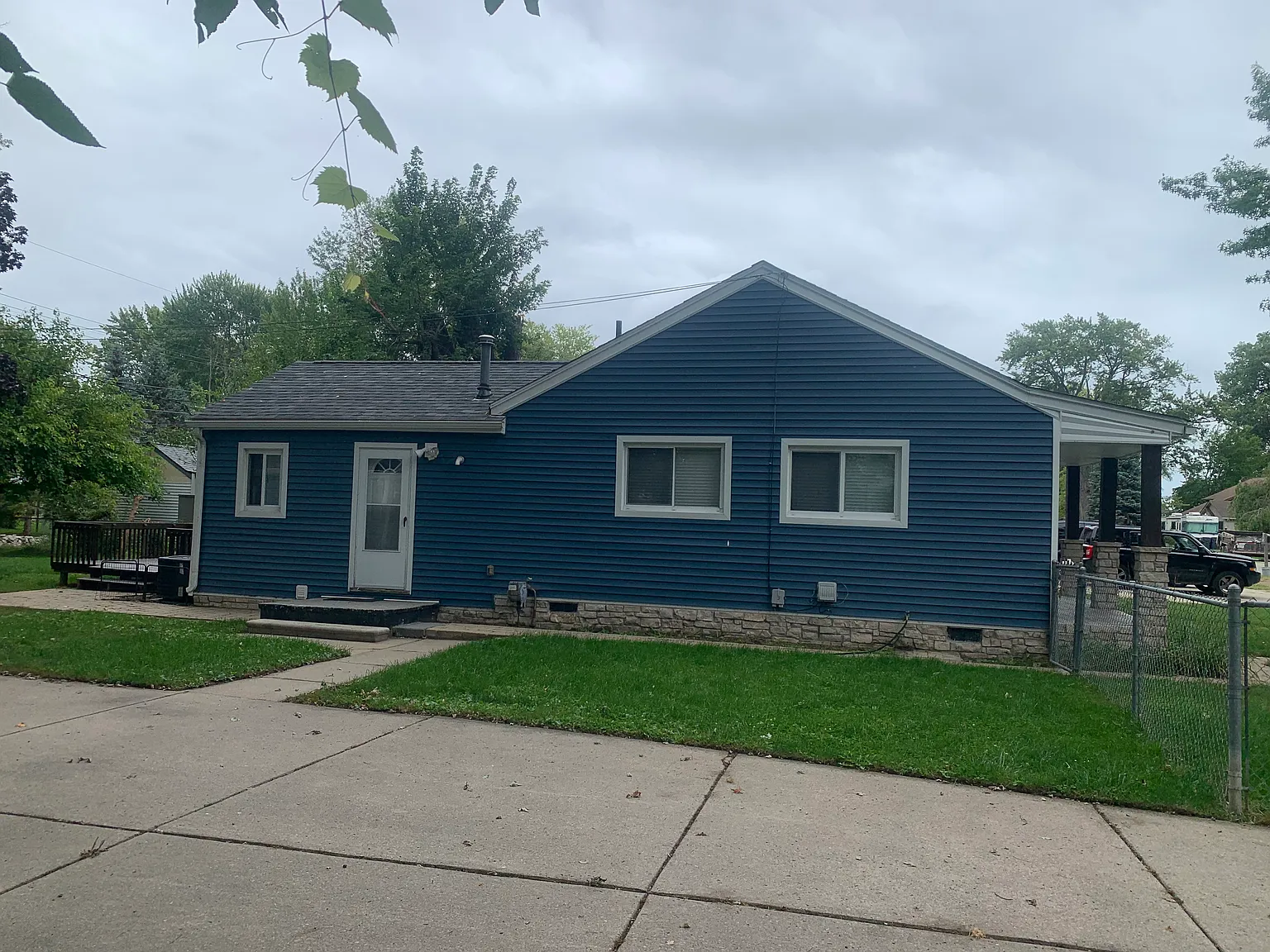 3 bed, 999 sqft, $1,700 — Photo 2