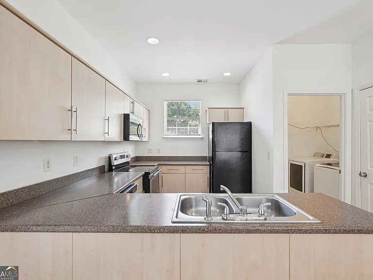 2596 Bates St SE — Photo 15