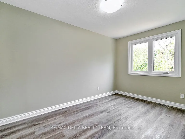 397 Phoenix Cres — Photo 30