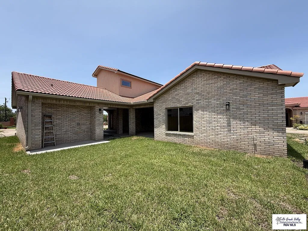 3 bed, 4.0 bath, 2185 sqft, $3,500 — Photo 2