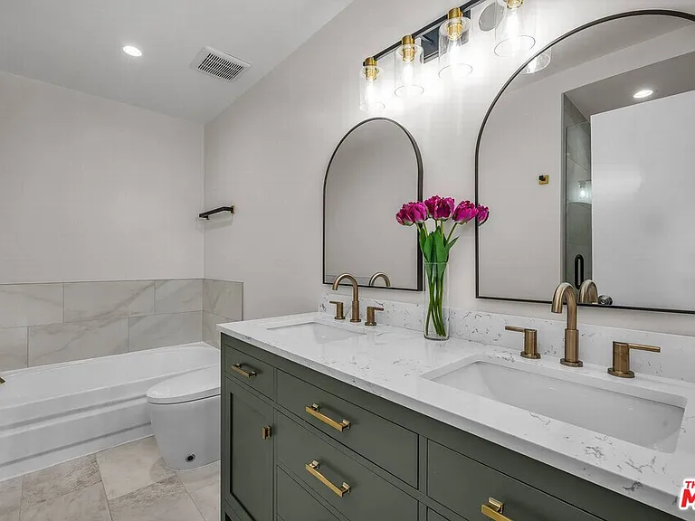 10751 Wilshire Blvd #909 — Photo 11