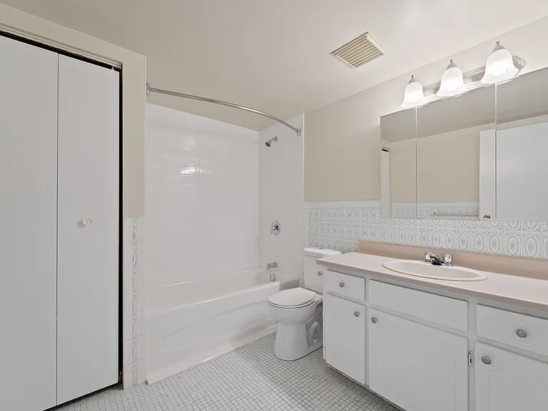 3540 Peter St — Photo 11