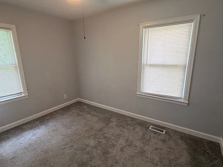 5015 Wellsworth Ave — Photo 9