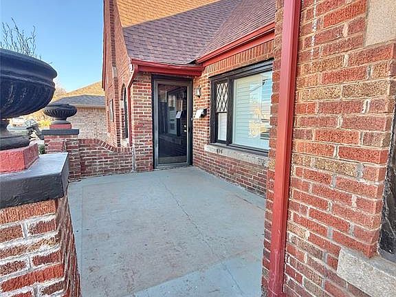 3rd image of 804 E Cypress St