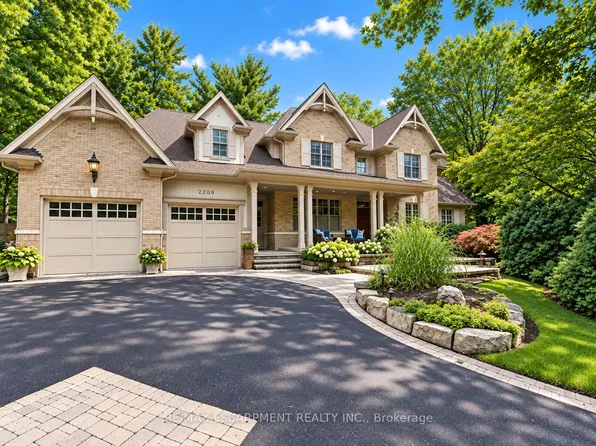 2209 Pineneedle Row, Mississauga, ON L5C 1V4