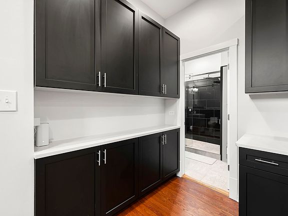 4th image of 2147 W Dickens Ave #1