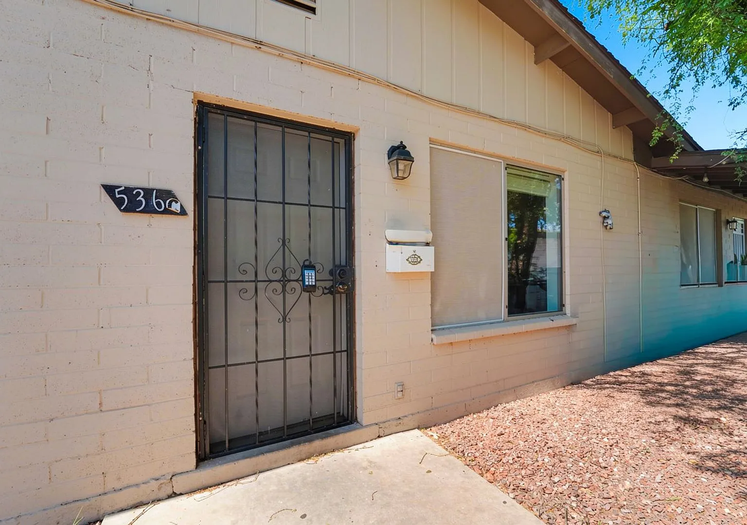 Charming 2-Bedroom Rental in Mesa Available Now! — Photo 1