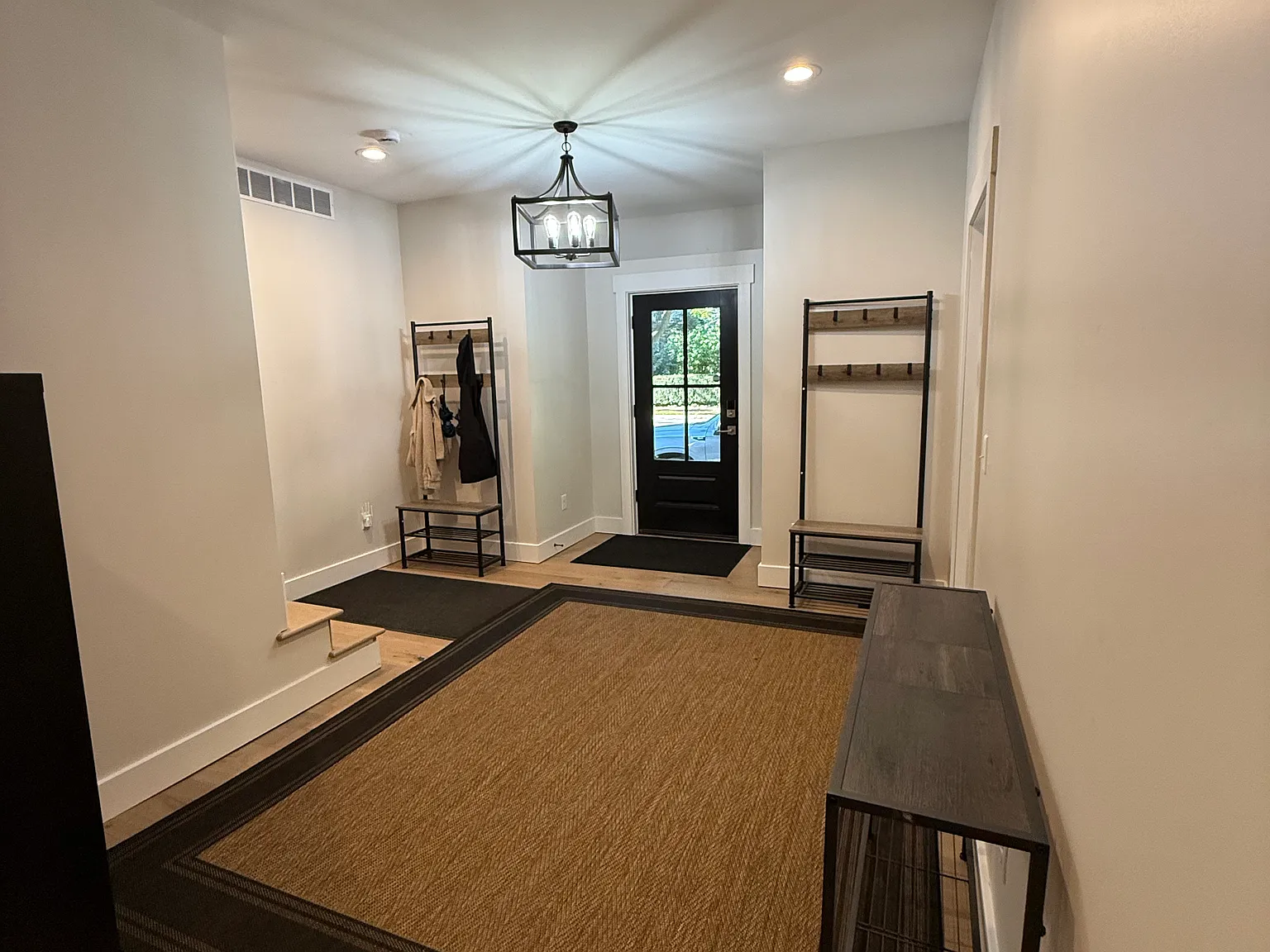 4 bed, 2.5 bath, 2000 sqft, $6,200 — Photo 4