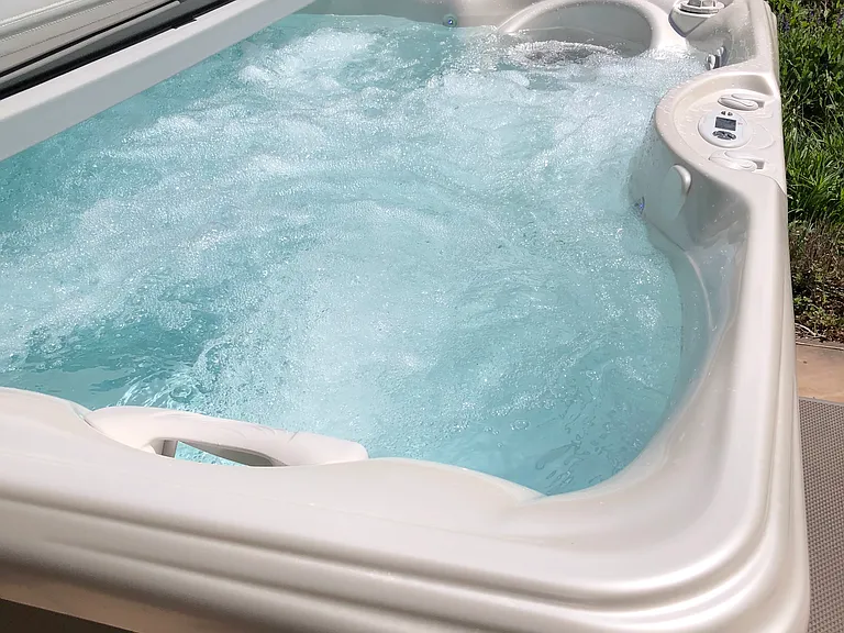 Hot tub open for soaking! Perfect following a day of skiing at the Aspen resorts!