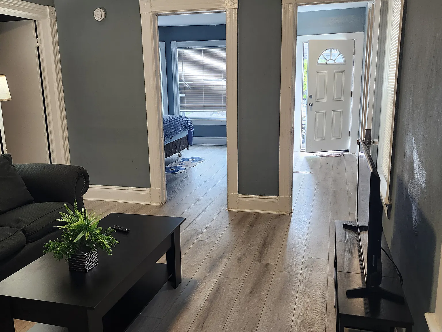 3 bed, 986 sqft, $1,300 — Photo 1