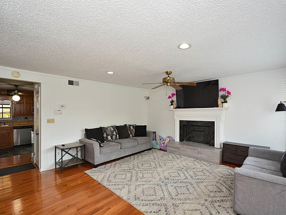 4th image of 337 Jamestown Manor Dr