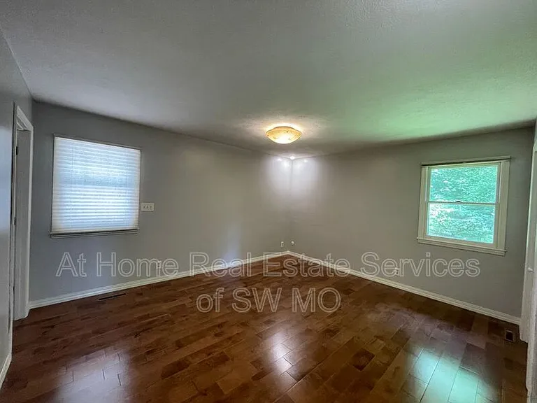 4410 E Valley Rd — Photo 12