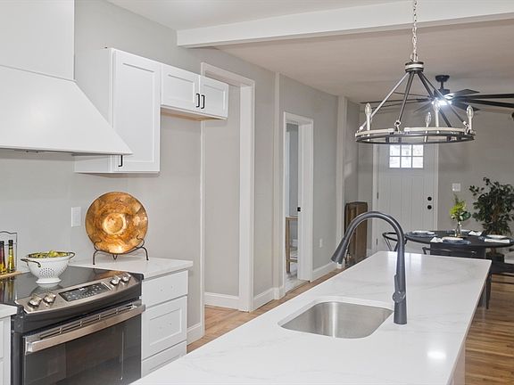 2nd image of 305 Dickinson St