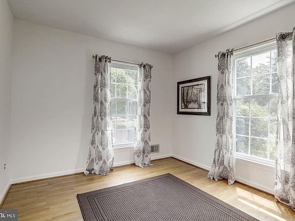 4th image of 10239 Gainsborough Rd
