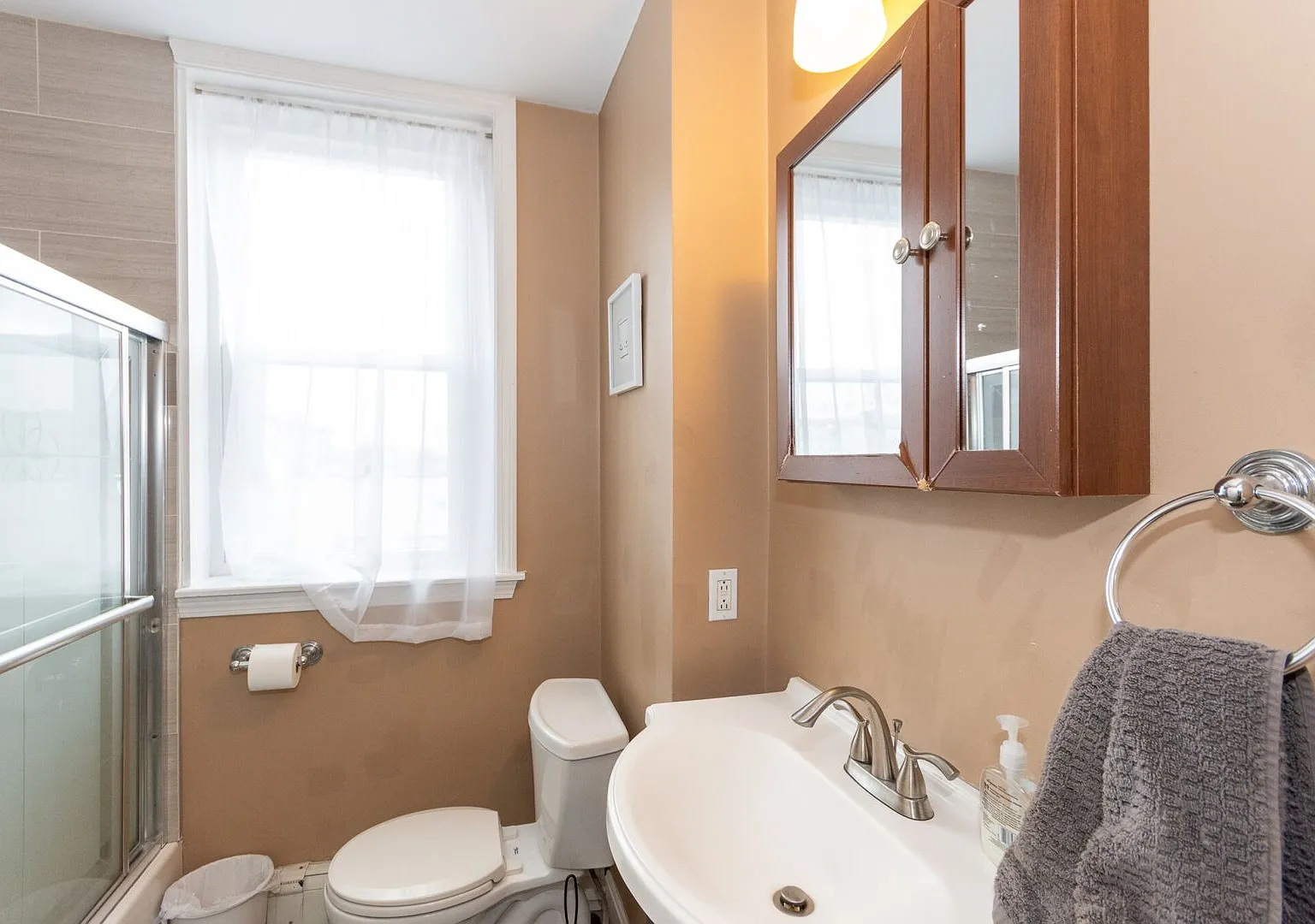 Large 5 bed in Allston — Photo 4