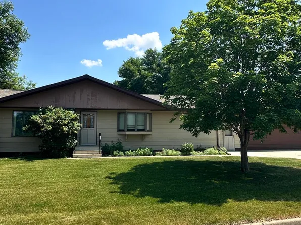 324 22nd Ave NE, Jamestown, ND 58401